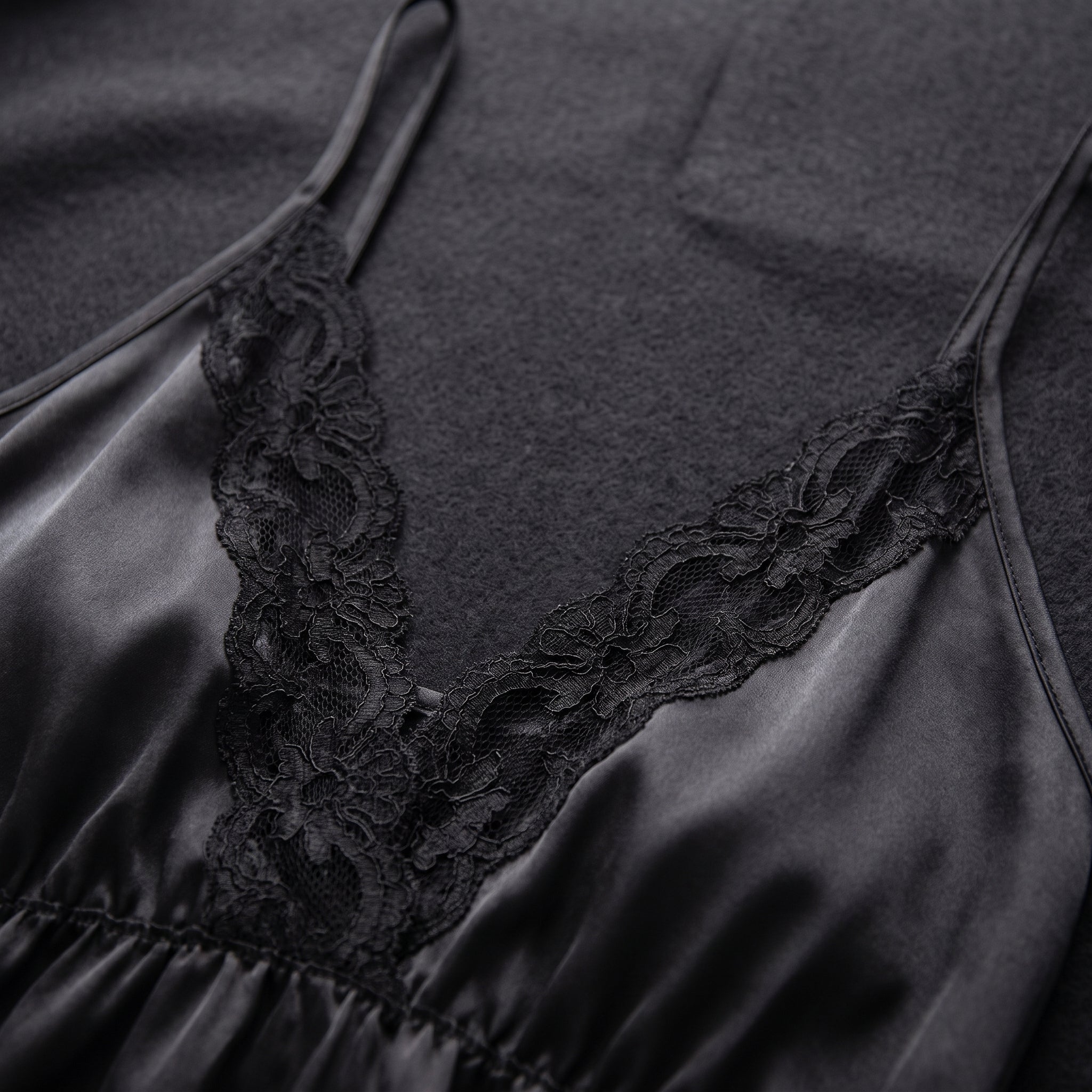 Détail du décolleté en V bordé de dentelle florale noire de la nuisette satin Image