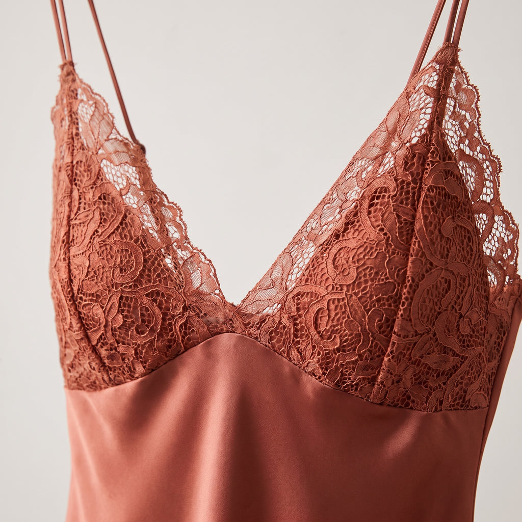 Détail du décolleté en dentelle florale terracotta de la nuisette satin