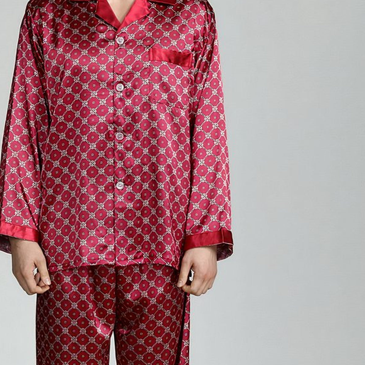 Devant d'une chemise de pyjama rouge à motifs, col rabattu uni, rangée de boutons clairs et poche de poitrine