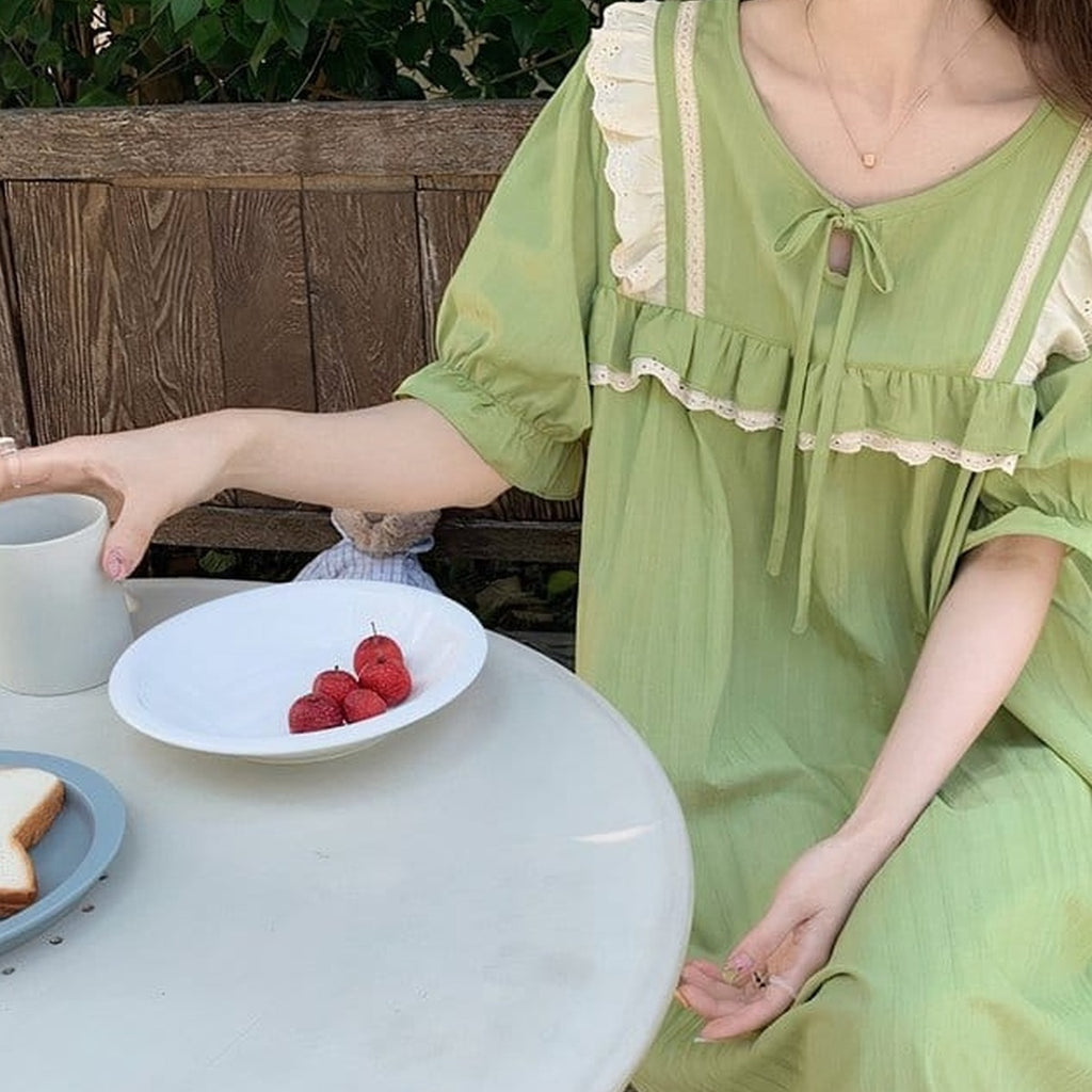Table de jardin et lumiere naturelle, la nuisette verte en coton dans son cadre romantique