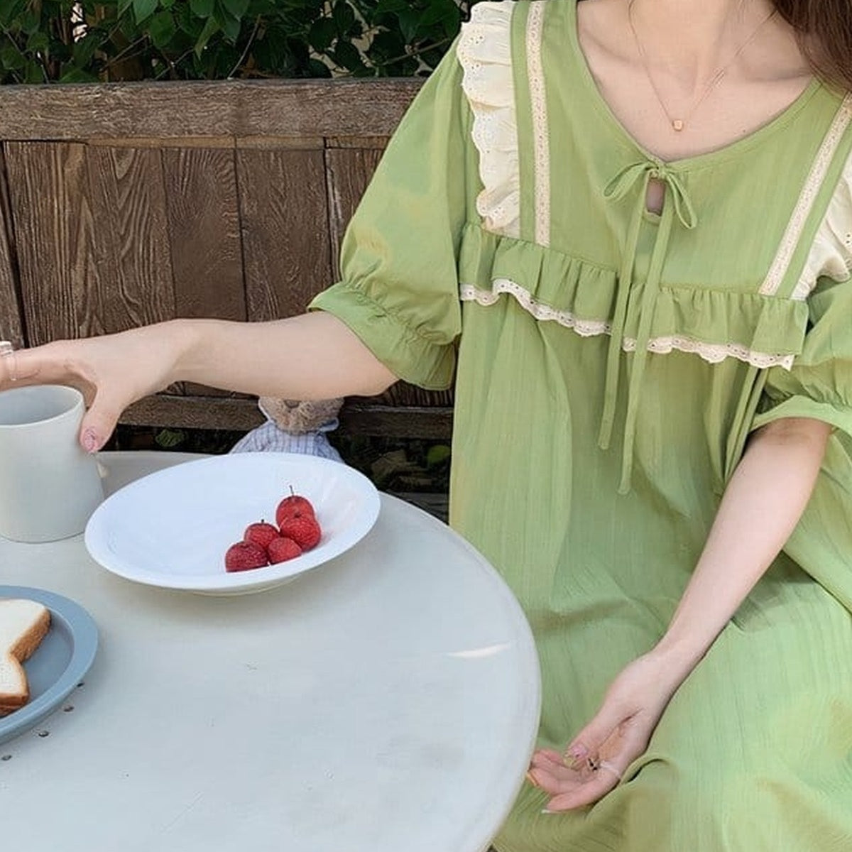 Table de jardin et lumiere naturelle, la nuisette verte en coton dans son cadre romantique