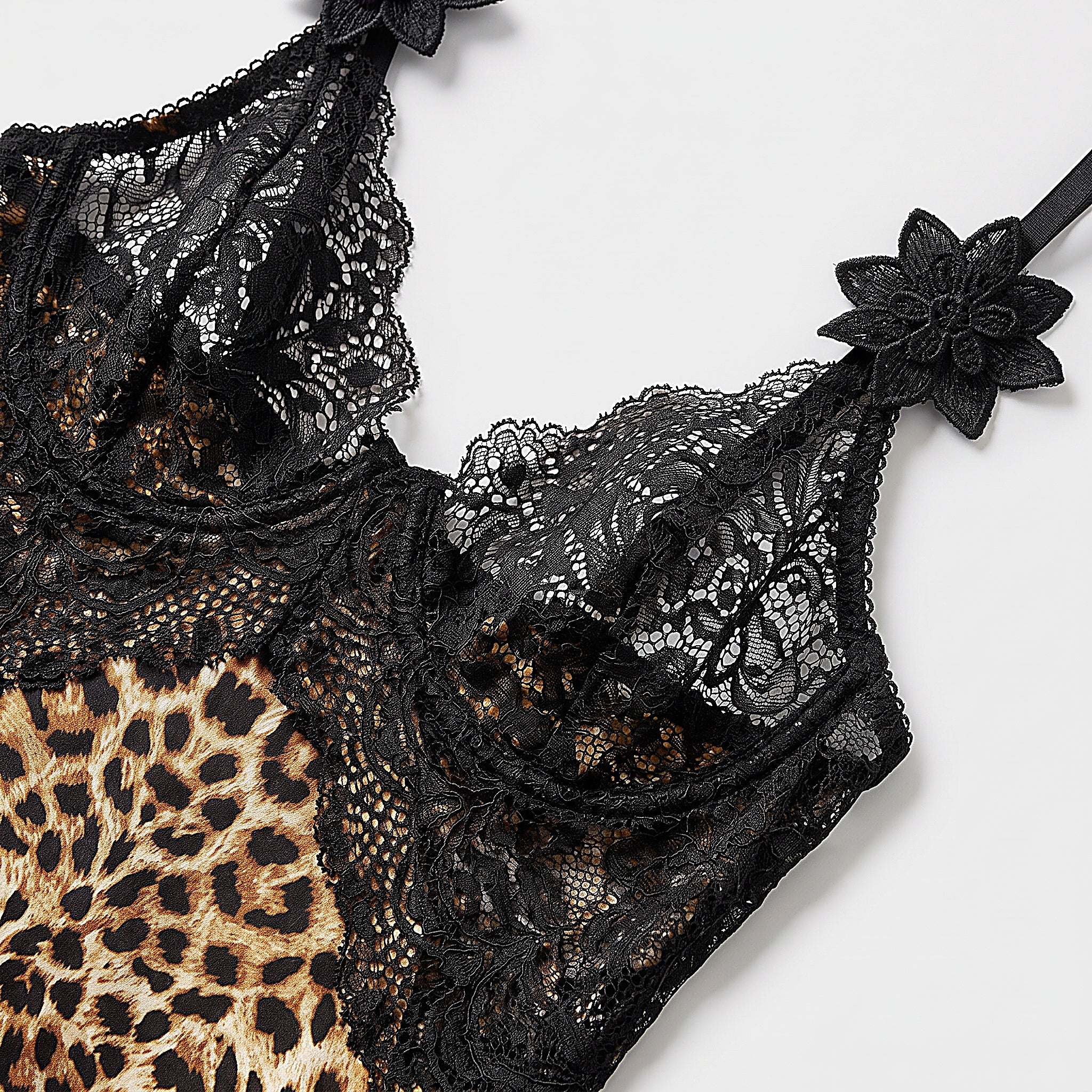 Détail des bonnets en dentelle noire et de la fleur à l'épaule Image