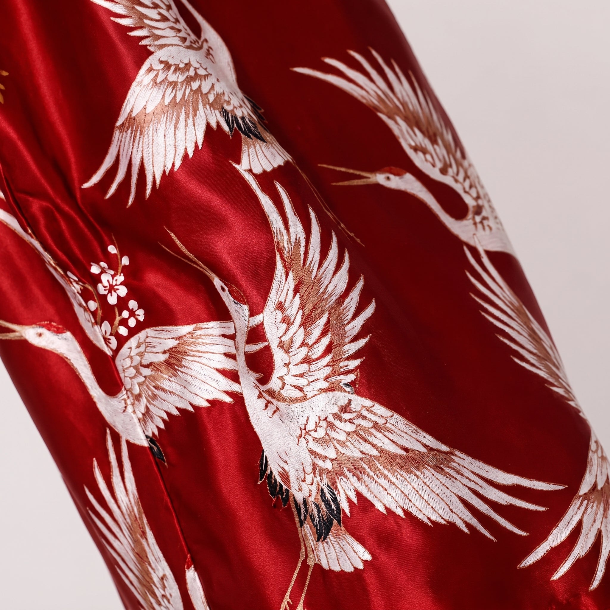Détail de l'imprimé grues blanches sur le satin rouge Image