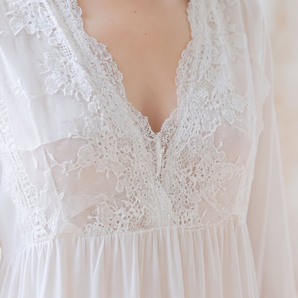 Détail du décolleté en V en dentelle et broderie blanche
