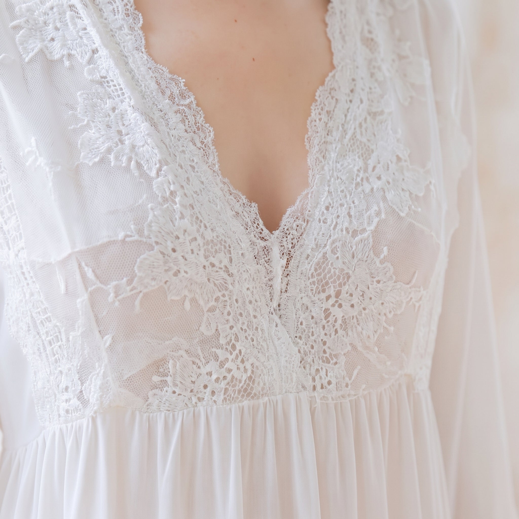 Détail du décolleté en V en dentelle et broderie blanche Image