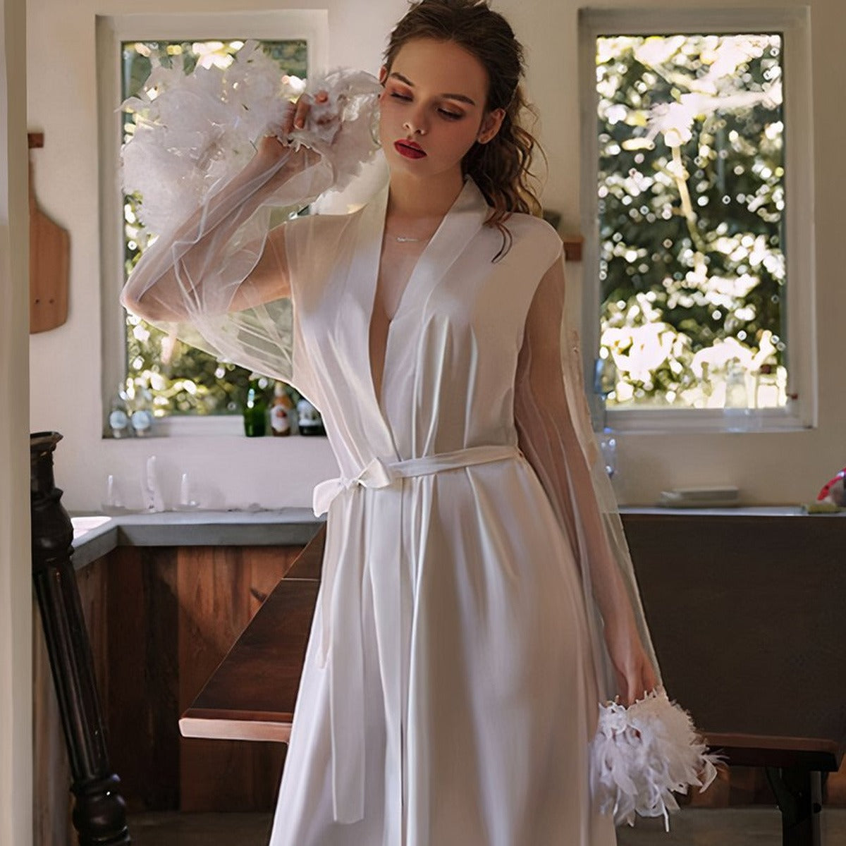 Manches en voile transparent et plumes de la nuisette en satin blanc