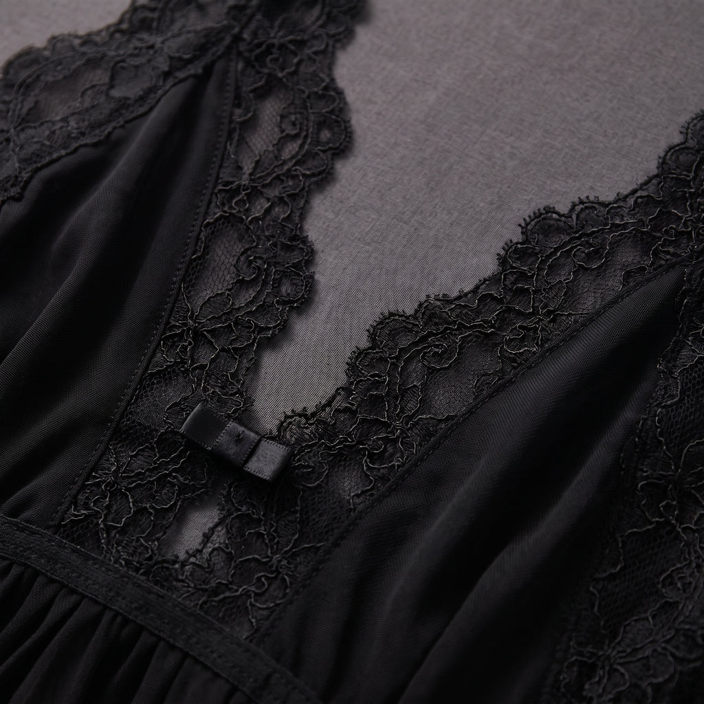 Détail de la dentelle festonnée noire et du petit noeud du décolleté