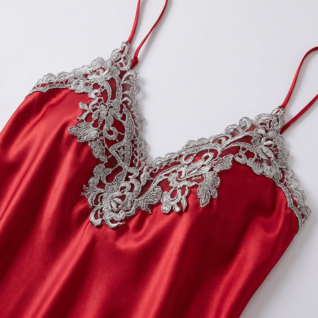 Détail du décolleté en V et de l'appliqué de dentelle argentée sur satin rouge