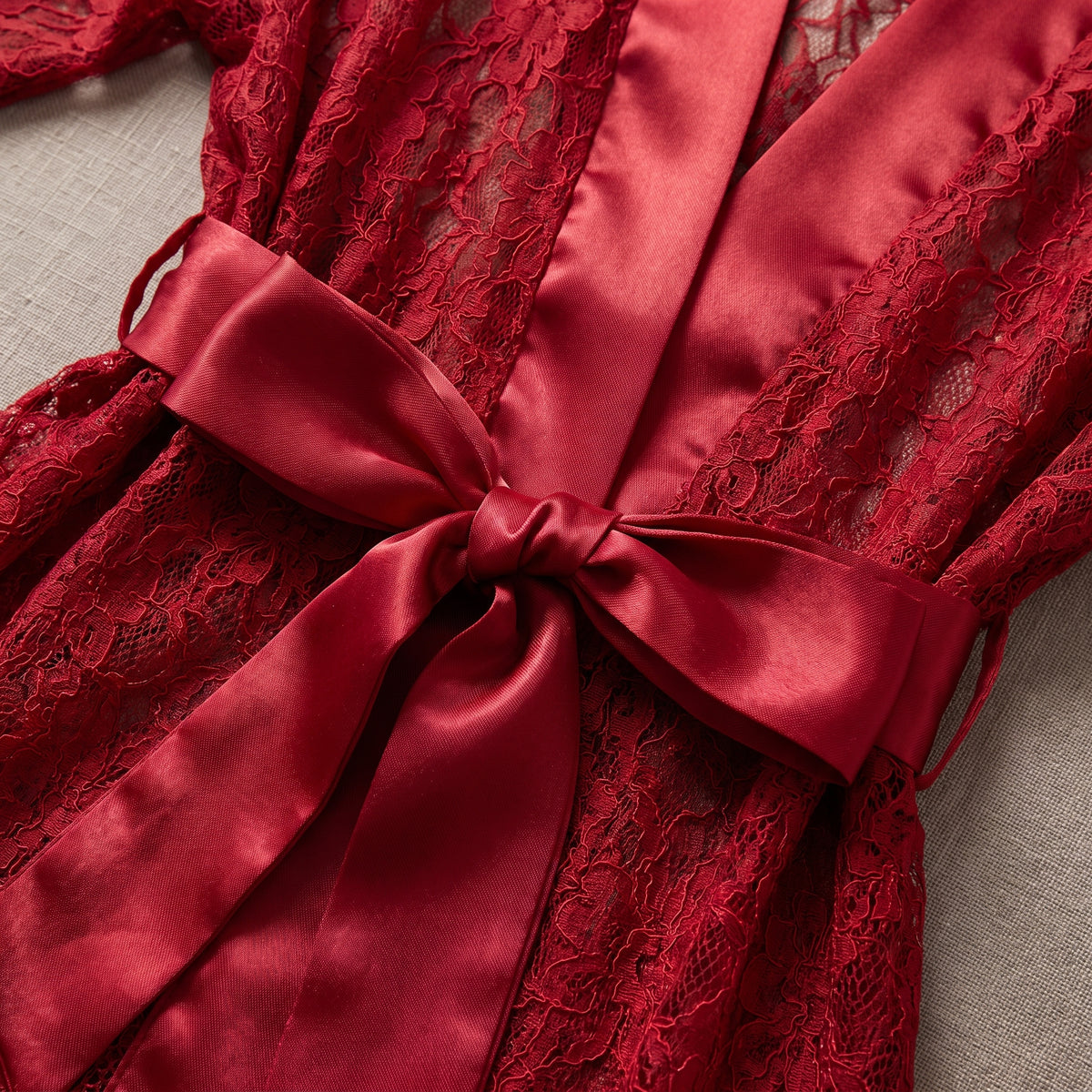 Détail du col à revers satin et de la ceinture satin nouée