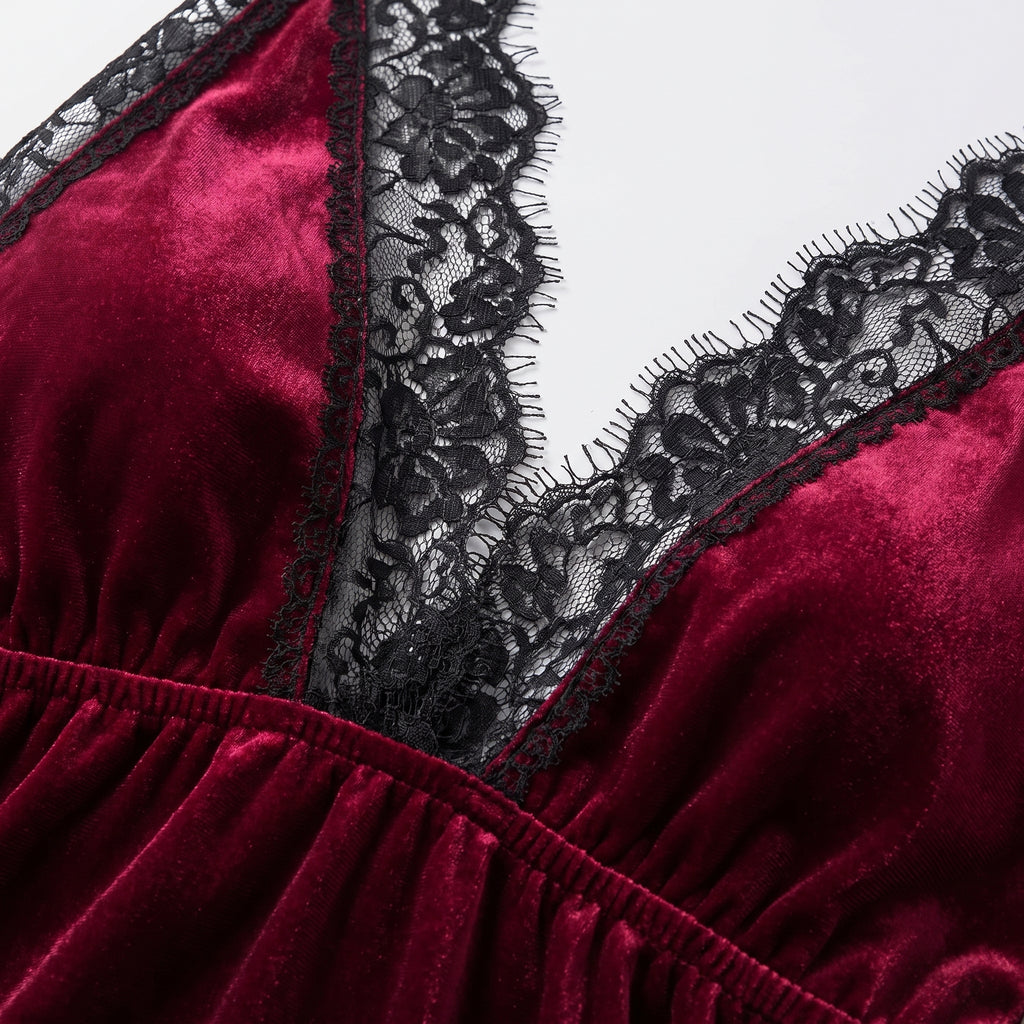 Détail du décolleté en V bordé de dentelle noire florale