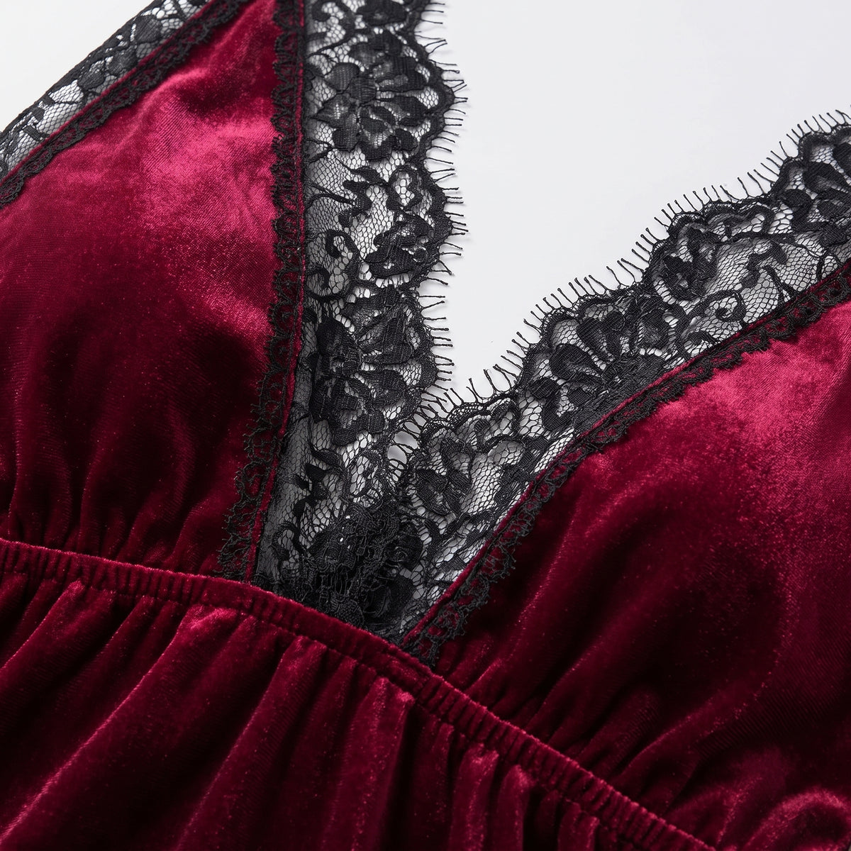 Détail du décolleté en V bordé de dentelle noire florale
