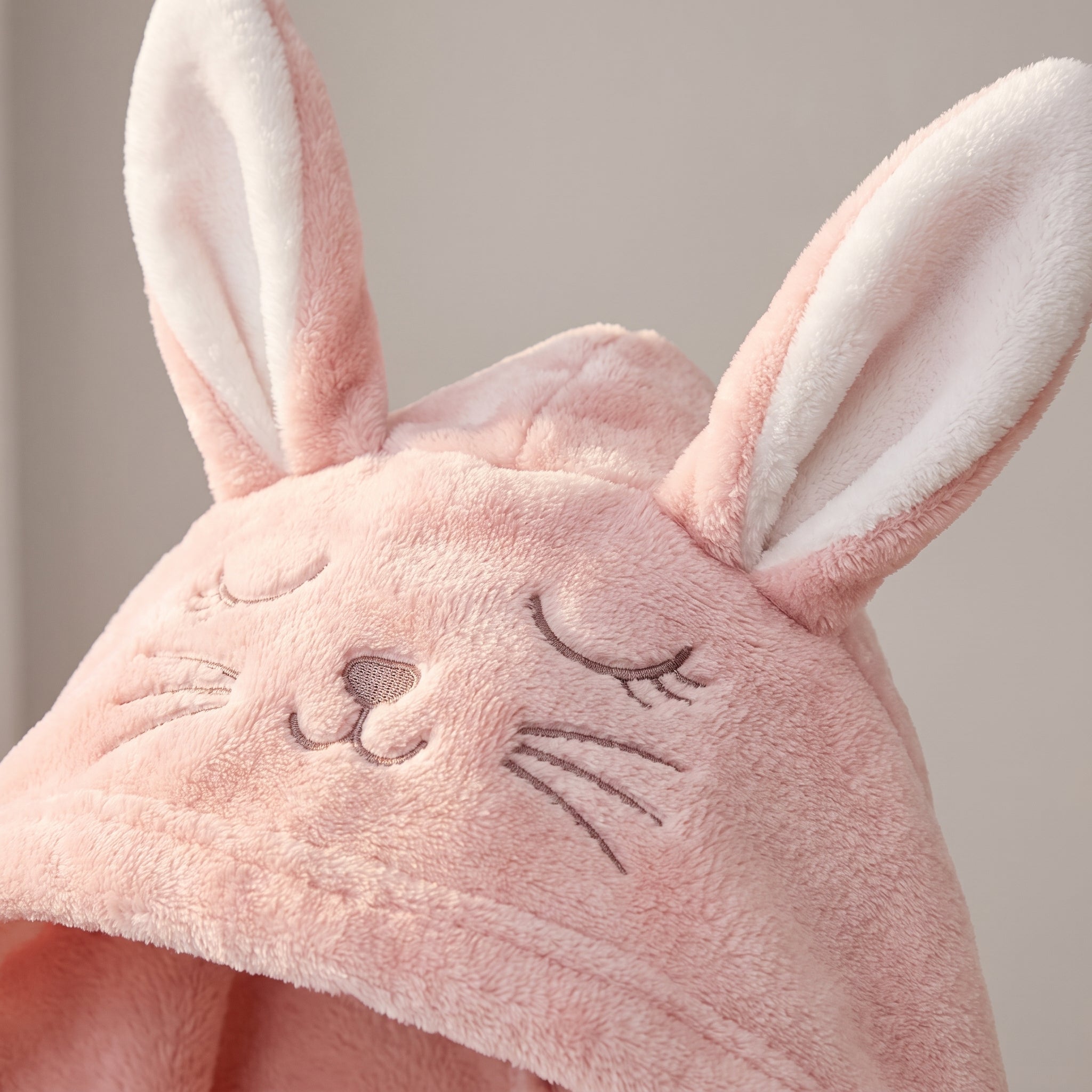 Détail de la capuche lapin à longues oreilles et visage brodé Image