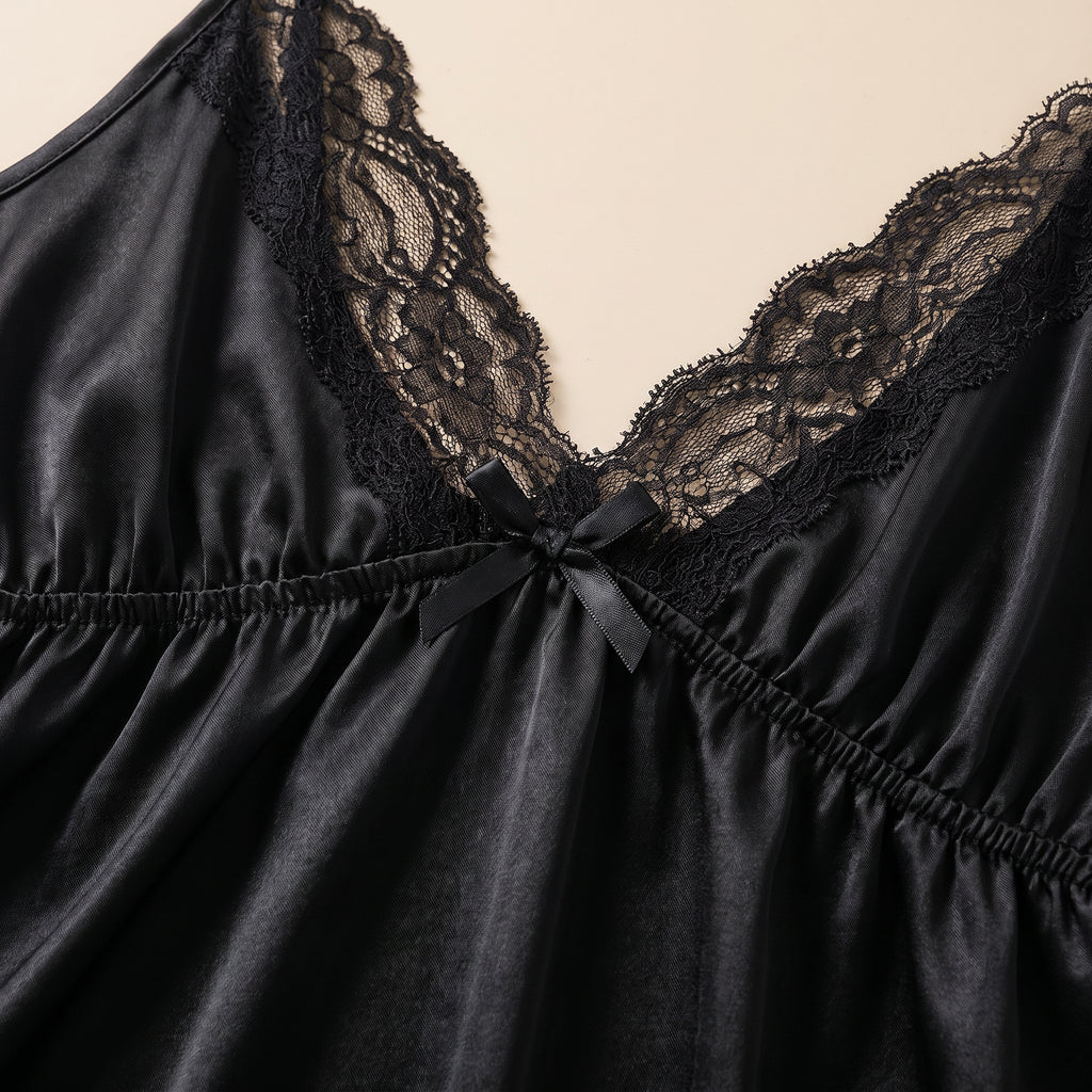 Détail du décolleté en V bordé de dentelle et du noeud central