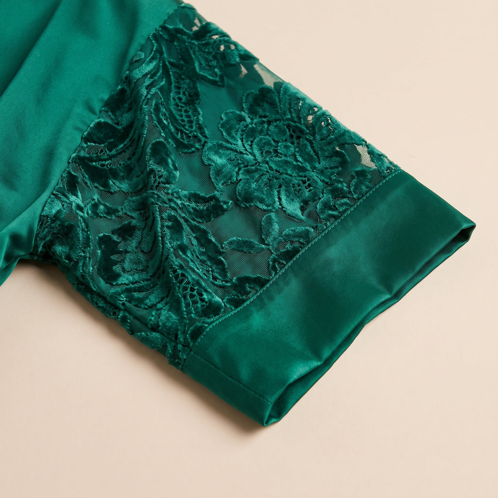 Nuisette longue en satin vert fluide, décolleté en V et coupe évasée