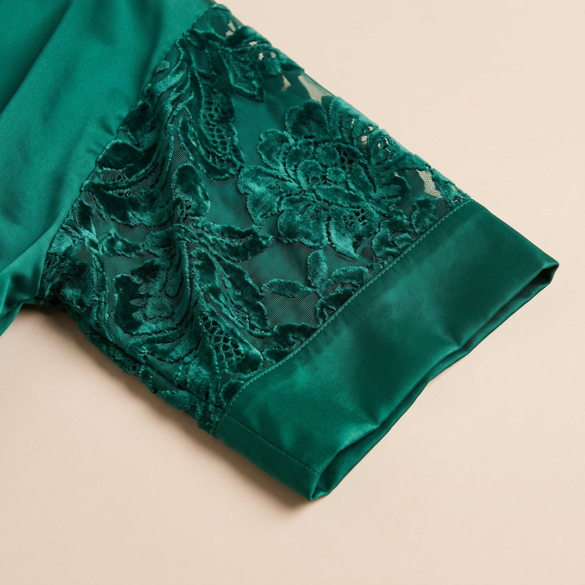 Nuisette longue en satin vert fluide, décolleté en V et coupe évasée Image