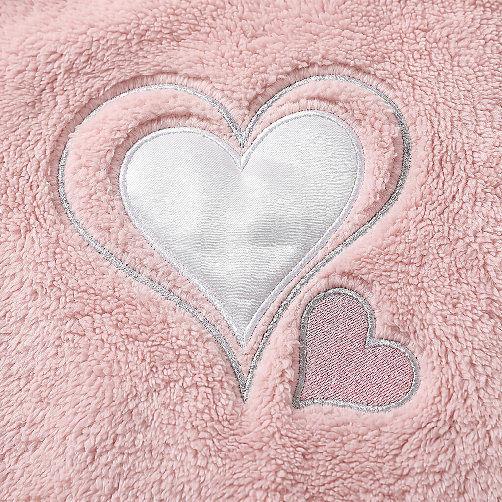 Détail du motif de coeurs appliqués sur la poitrine de la chemise de nuit