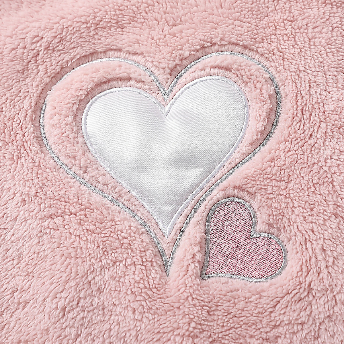 Détail du motif de coeurs appliqués sur la poitrine de la chemise de nuit