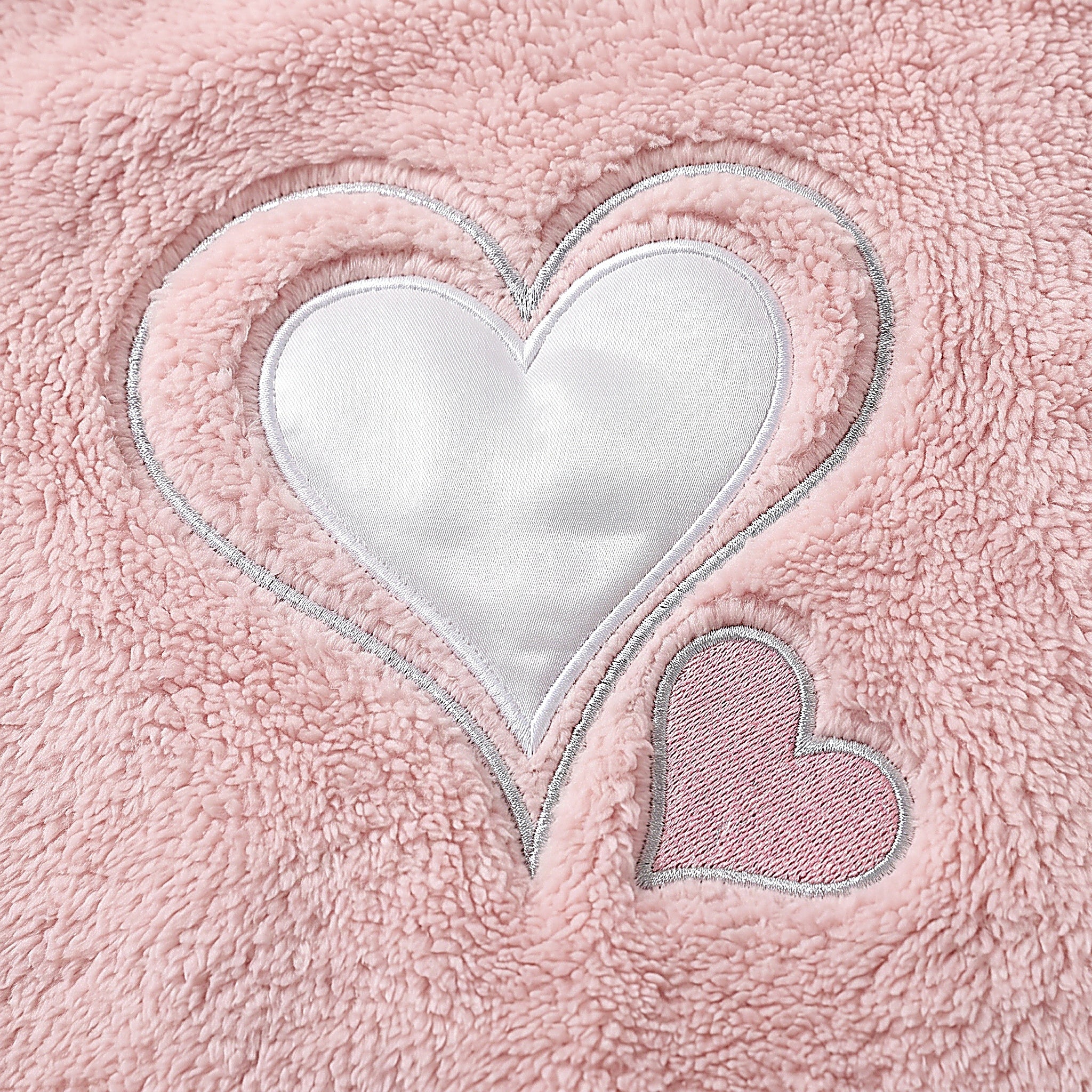 Détail du motif de coeurs appliqués sur la poitrine de la chemise de nuit Image