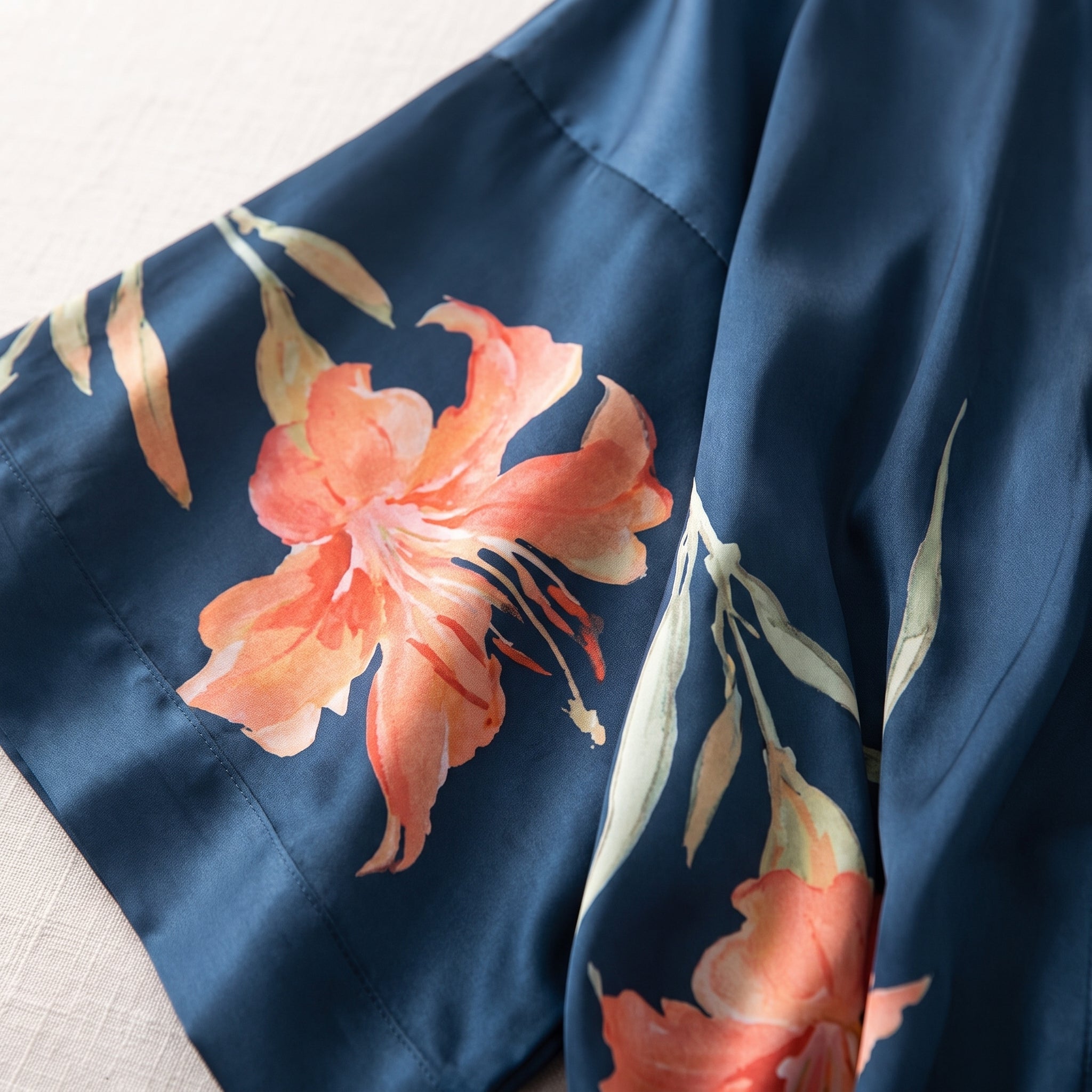 Détail de l'imprimé floral aquarelle du satin Image