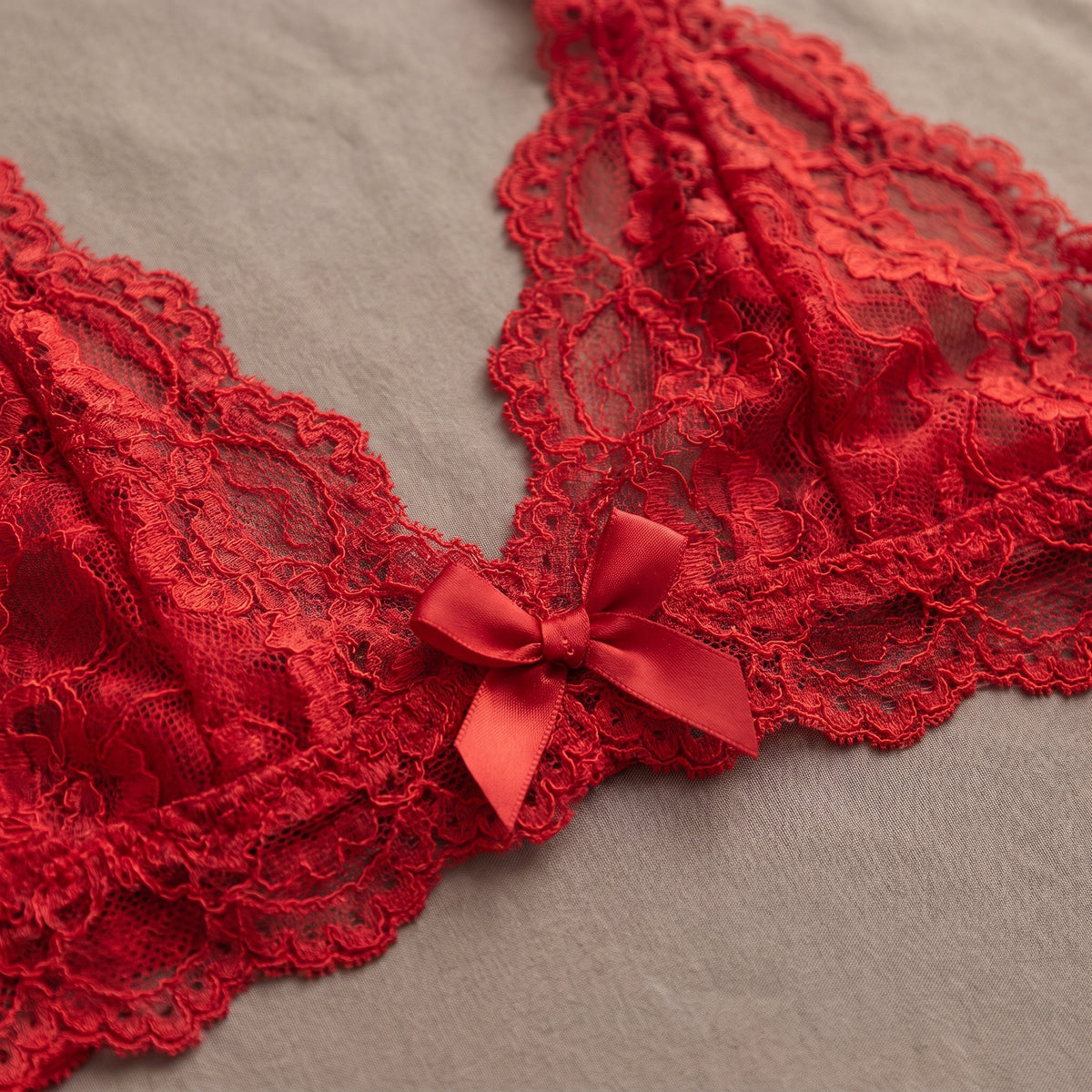 Détail des bonnets triangle en dentelle rouge et du noeud satin