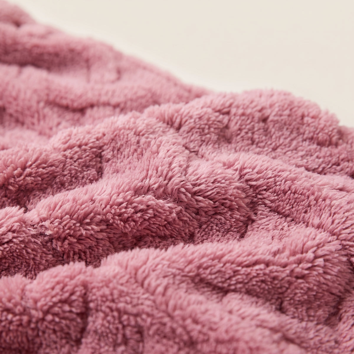 Détail de la maille pilou peluche texturée en relief du pyjama