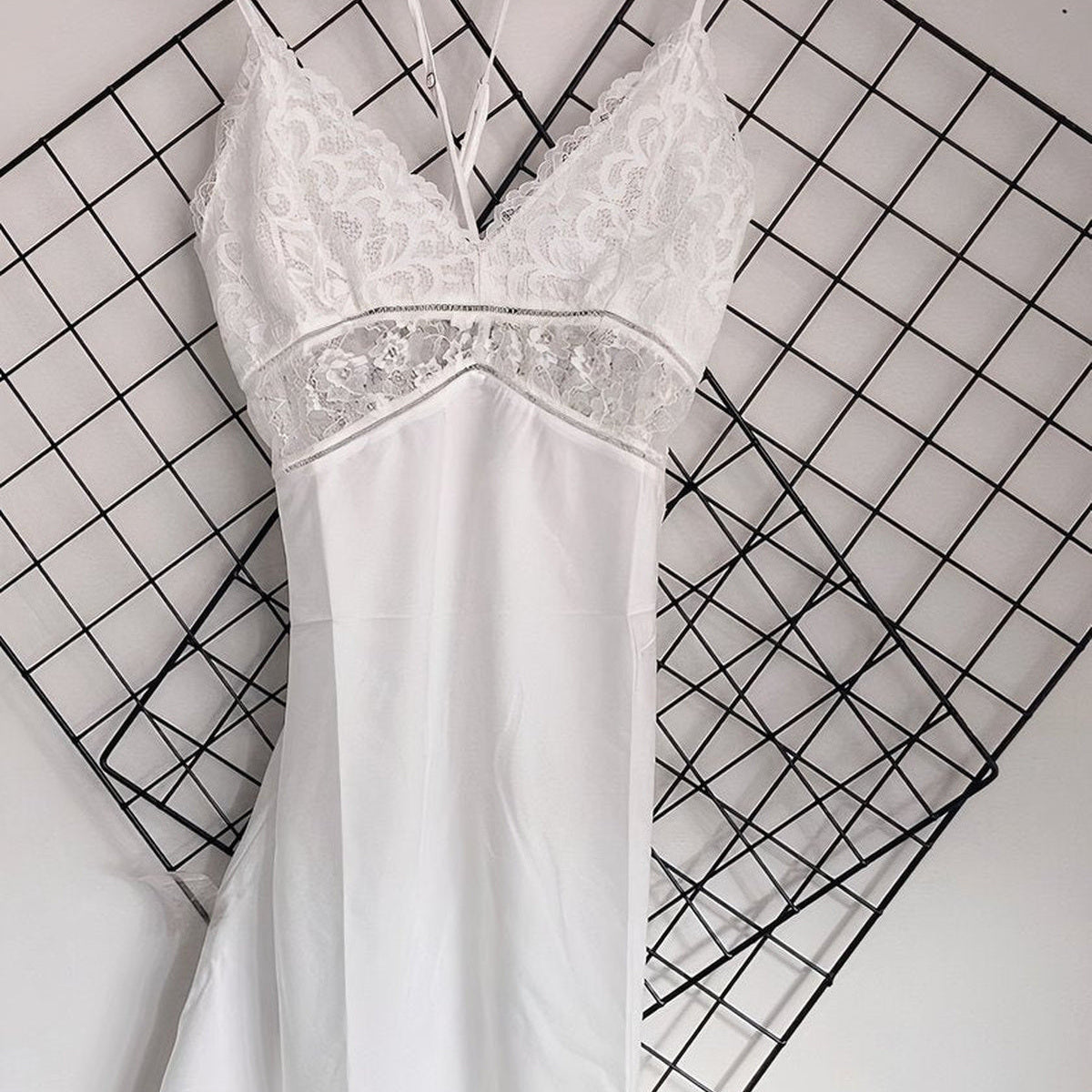 Nuisette blanche à décolleté en dentelle Image