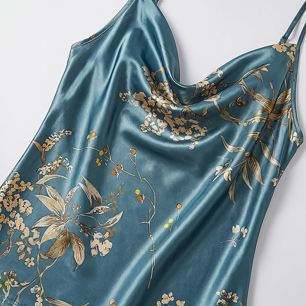 Détail de l'encolure drapée et de l'imprimé floral doré du caraco