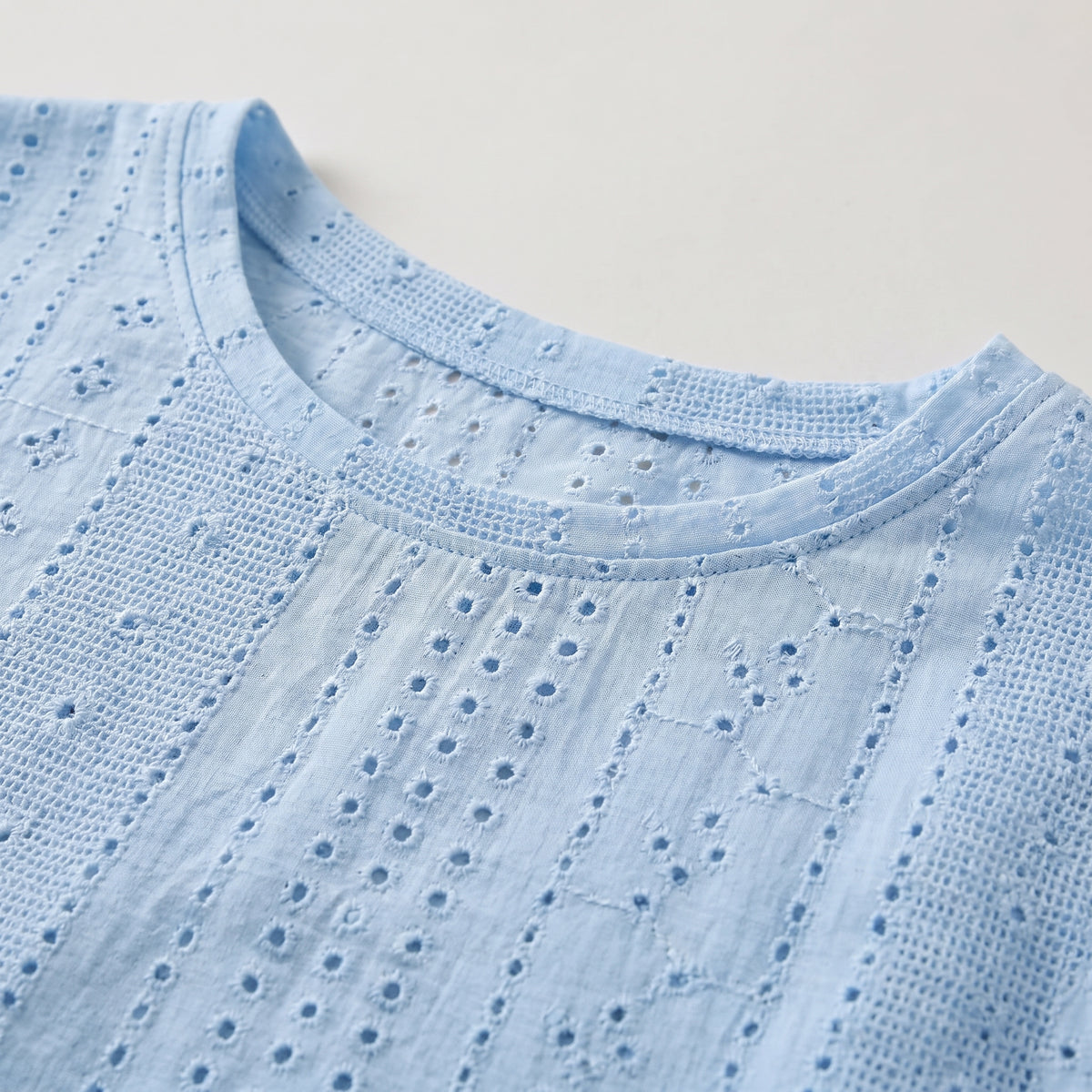 Détail de la broderie anglaise ajourée du pyjama d'été