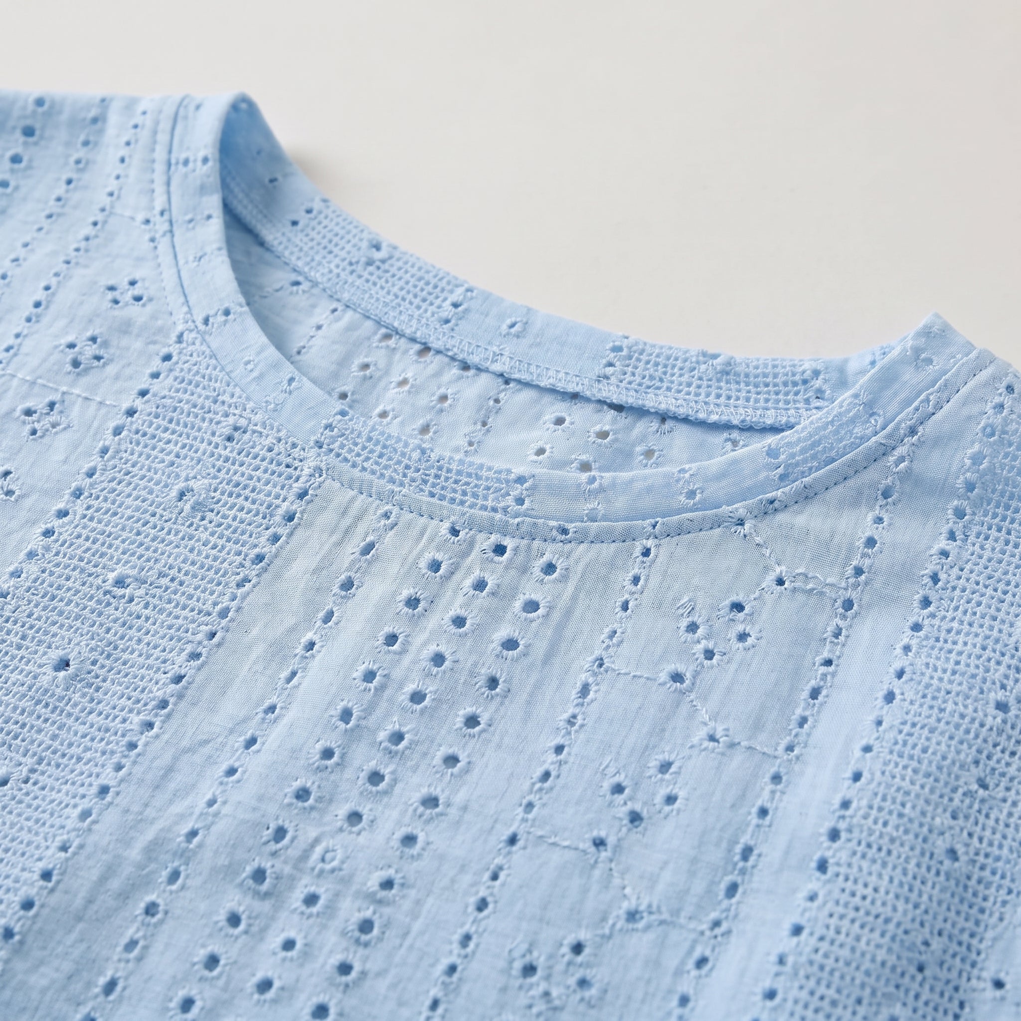 Détail de la broderie anglaise ajourée du pyjama d'été Image