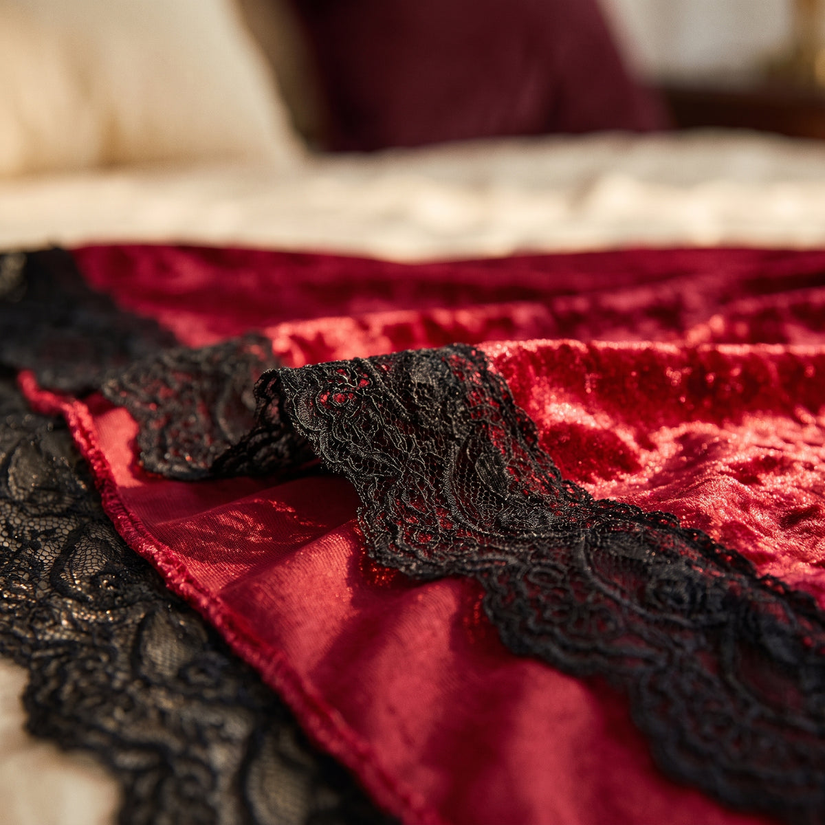 Drapé fluide du kimono rouge en velours et sa bordure de dentelle noire