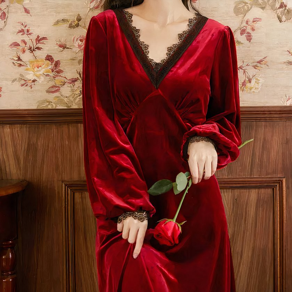 Femme en nuisette rouge tenant une rose pendant son rituel du soir dans un décor boudoir