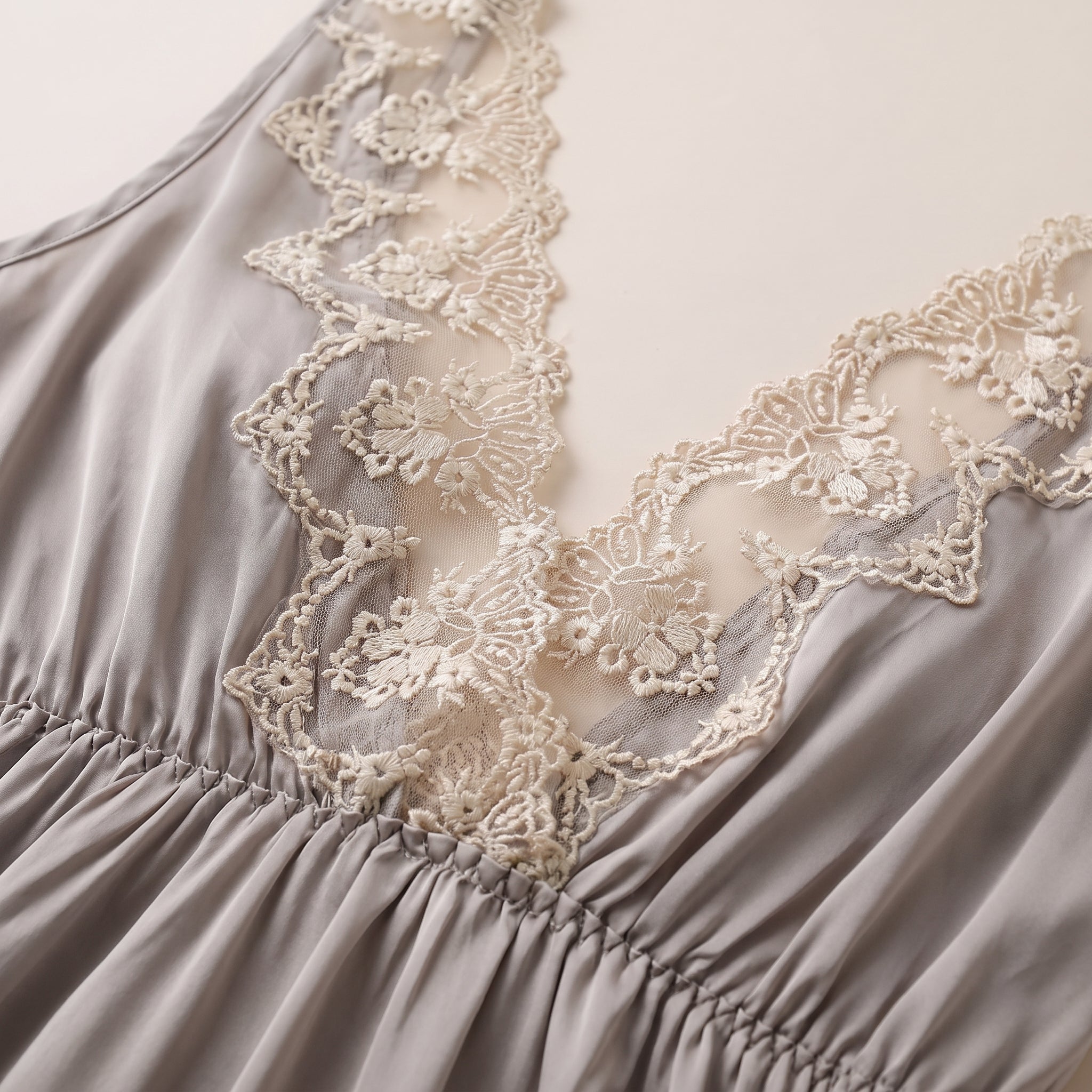 Détail du décolleté en V en dentelle crème de la nuisette satin gris Image