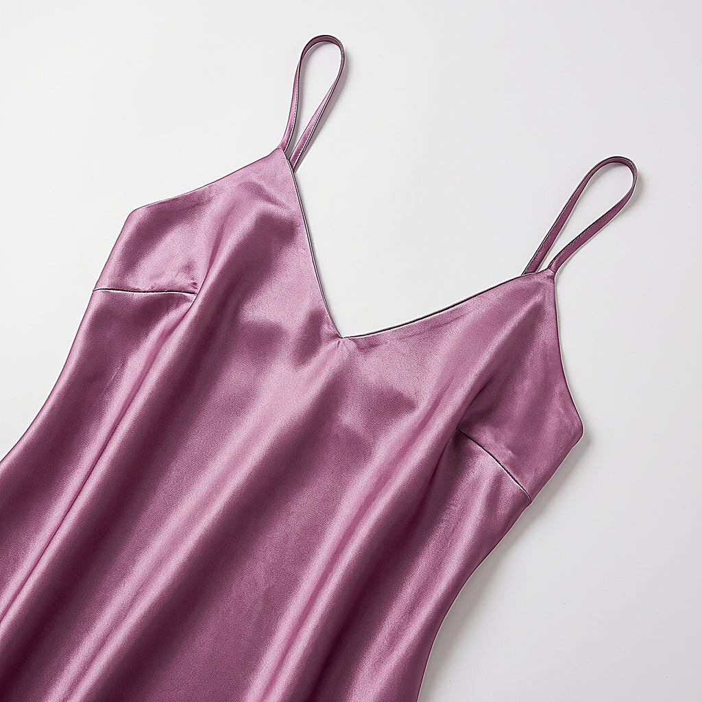 Détail du haut de la nuisette en satin mauve et de ses fines bretelles