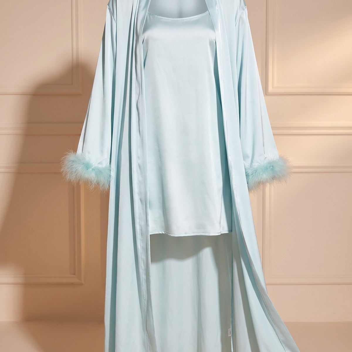 Vue de face du kimono satin bleu ciel avec manches en fausse fourrure Image