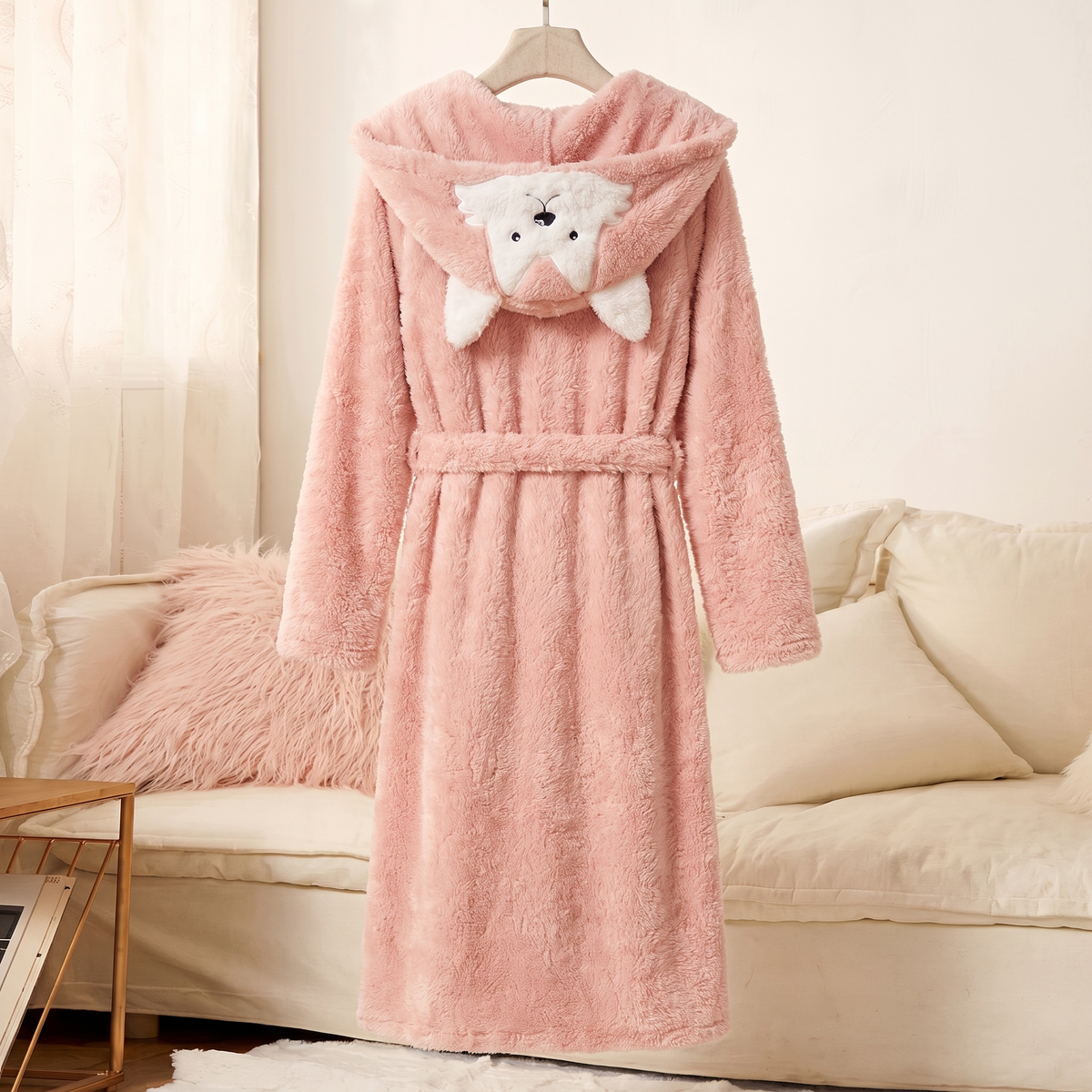 Vue de dos de la robe de chambre rose avec visage animal sur la capuche