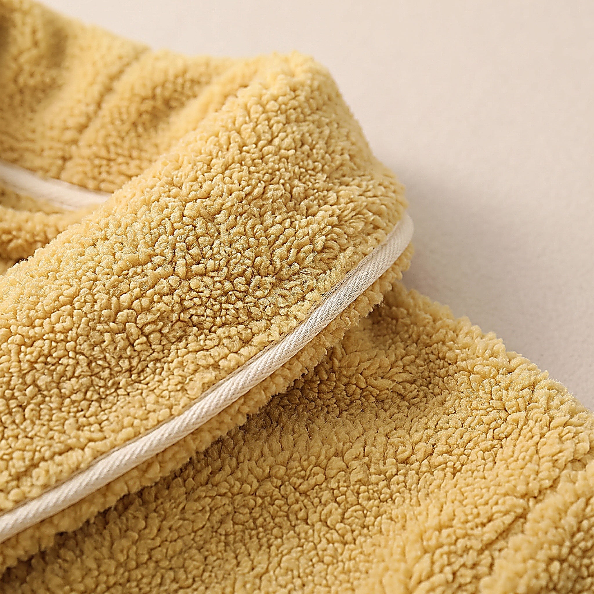 Détail du col châle à passepoil crème et de la texture bouclée jaune moutarde Image