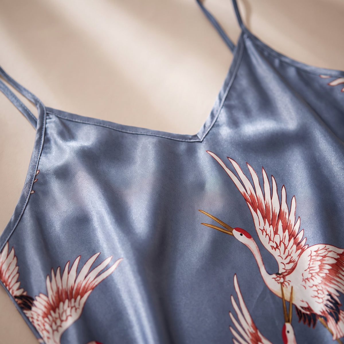 Décolleté en V en satin de la nuisette grise à imprimé de grues