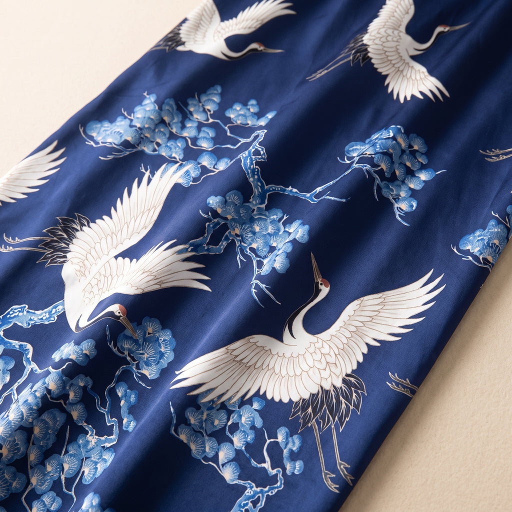 Détail du motif japonais de grues blanches et fleurs bleues du satin