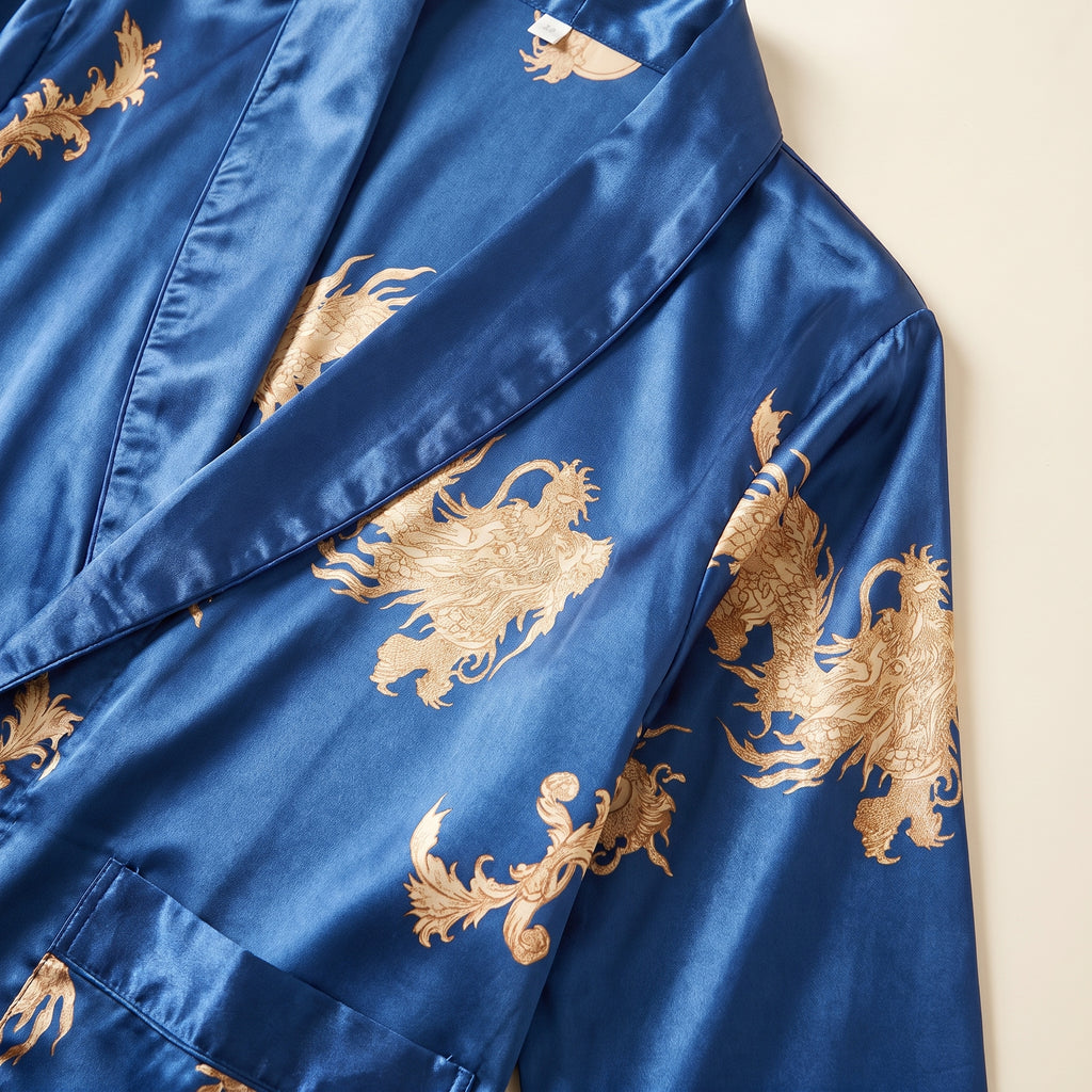 Détail de l'imprimé dragon doré et du col châle du peignoir