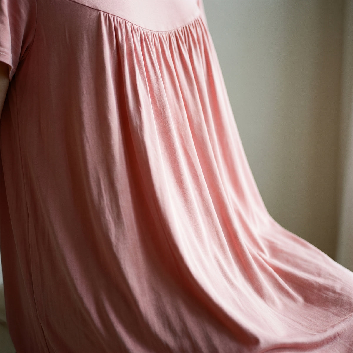 Coupe fluide et ample de la chemise de nuit rose