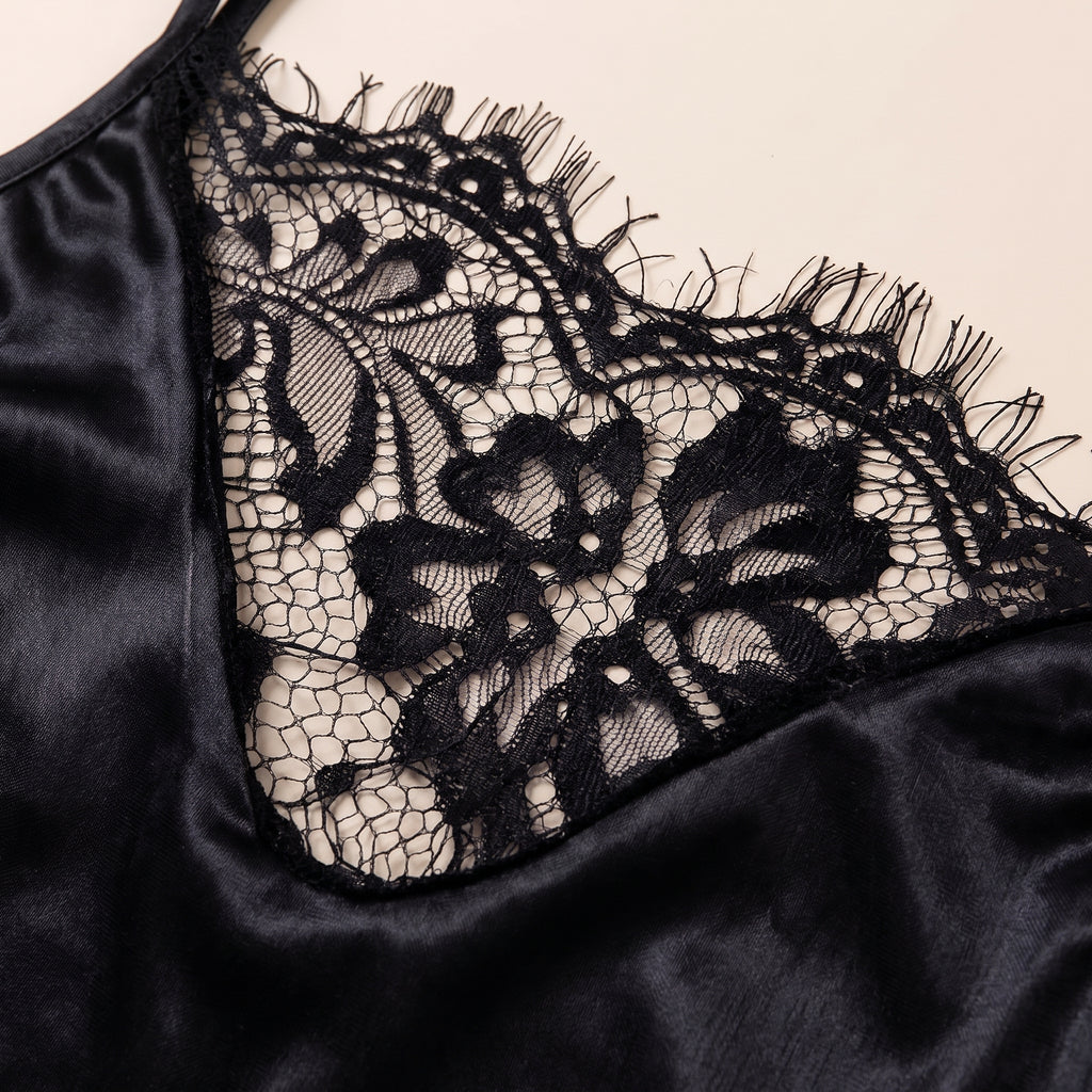 Détail de l'empiècement en dentelle florale en V au décolleté du caraco en satin