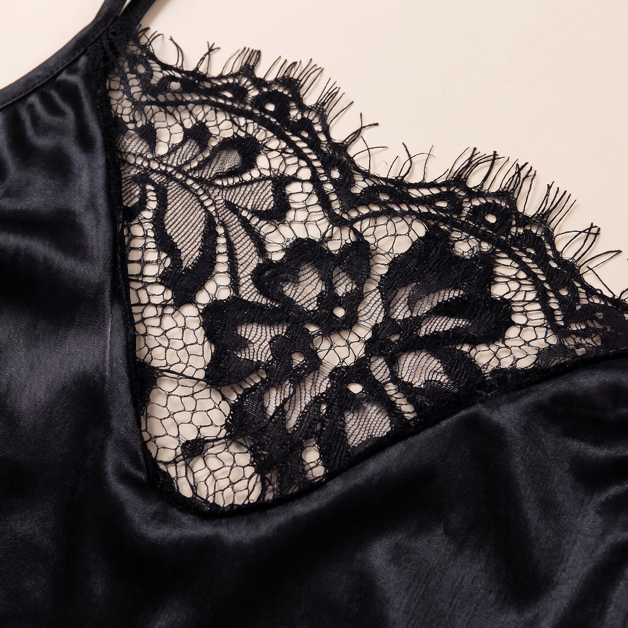 Détail de l'empiècement en dentelle florale en V au décolleté du caraco en satin Image