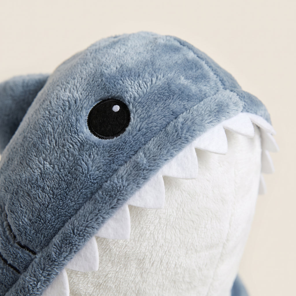 Détail de la capuche en forme de tête de requin avec oeil et dents