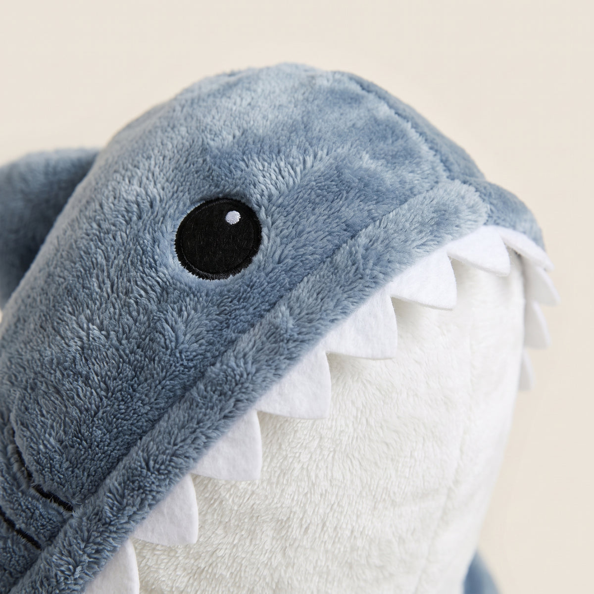 Détail de la capuche en forme de tête de requin avec oeil et dents