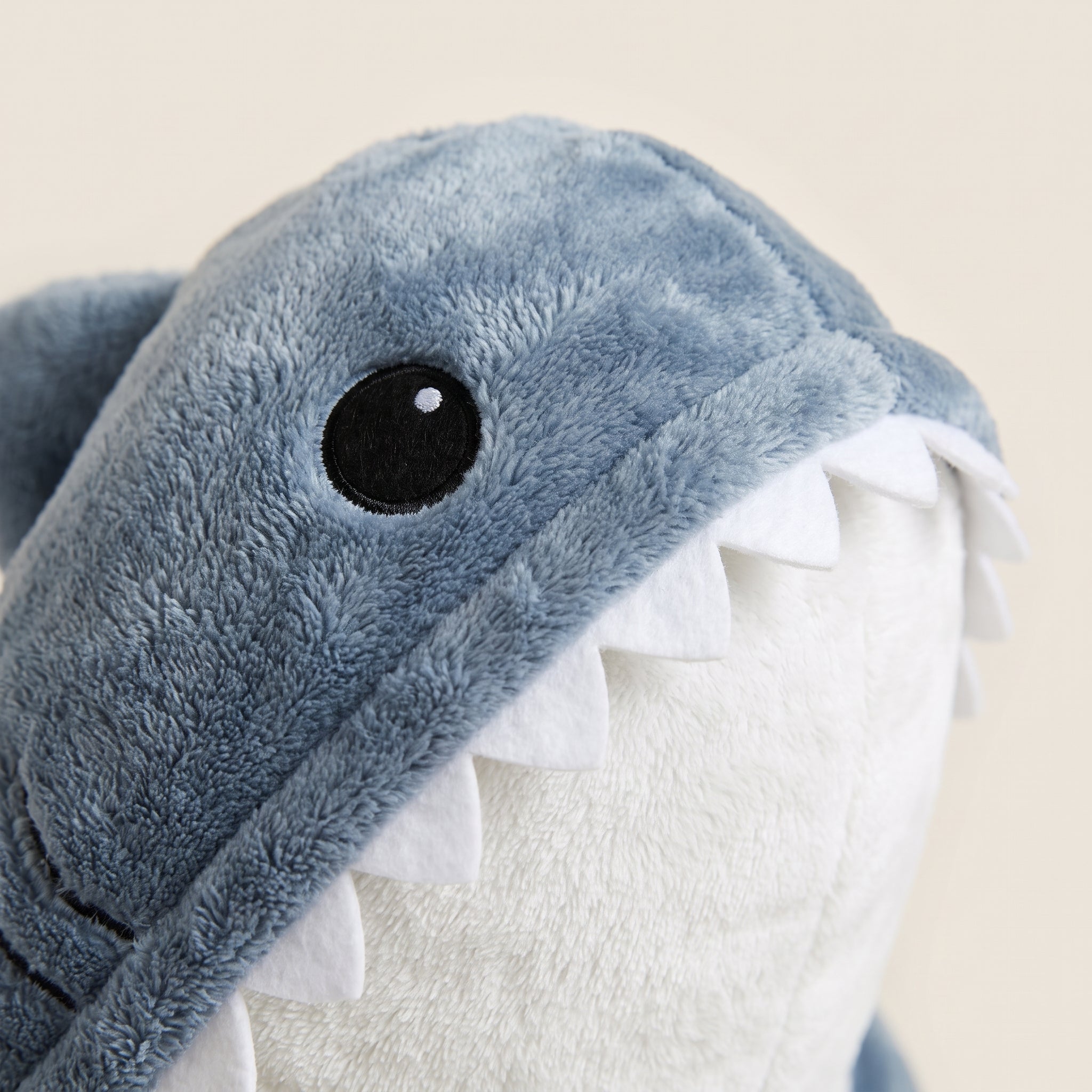 Détail de la capuche en forme de tête de requin avec oeil et dents Image