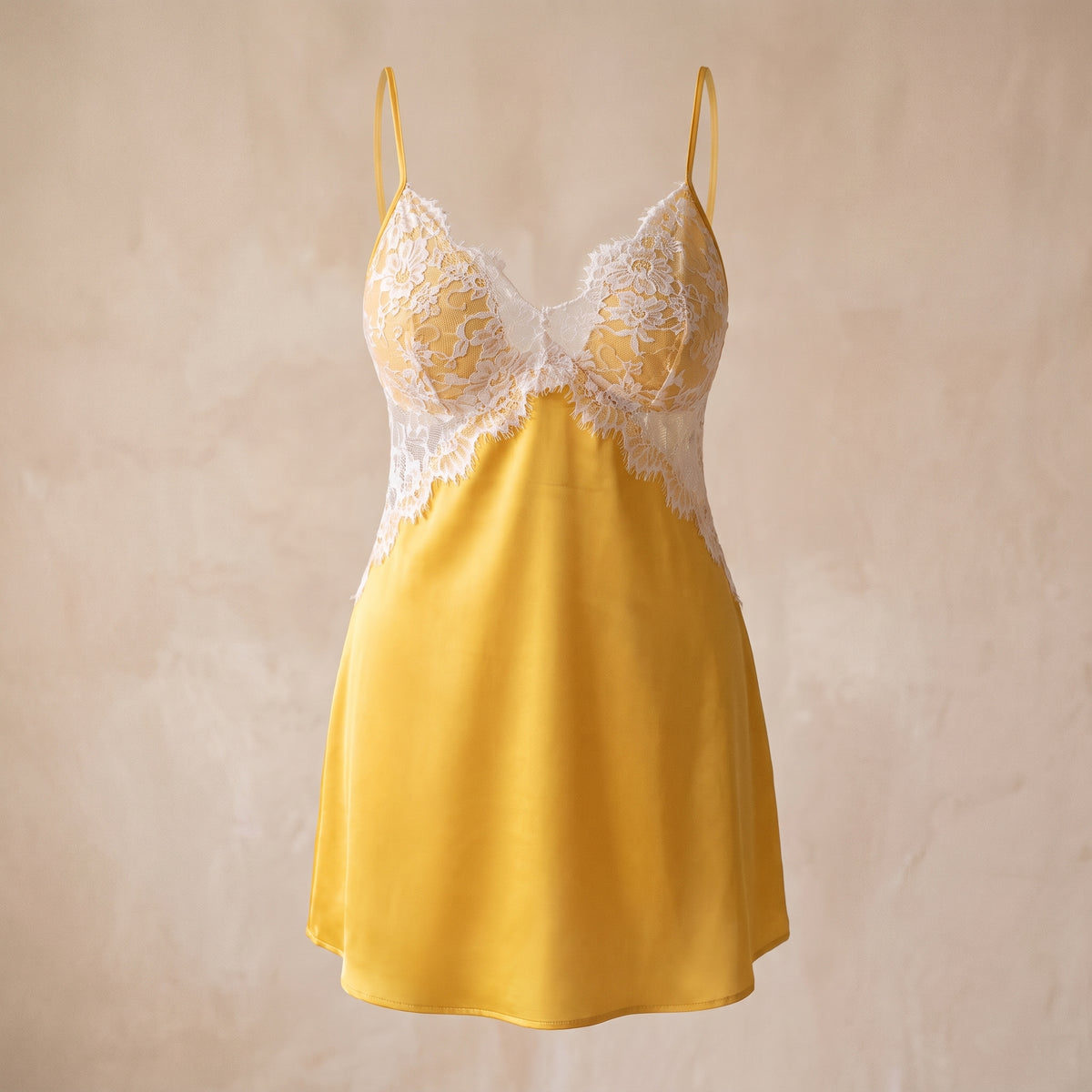 Nuisette jaune à dentelle blanche portée en mannequin invisible