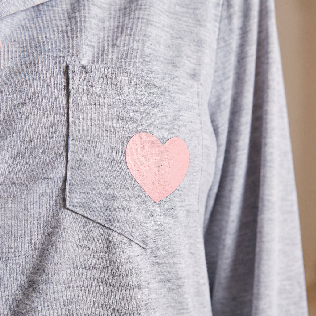 Cœur rose sur la poche de la chemise de nuit femme grise