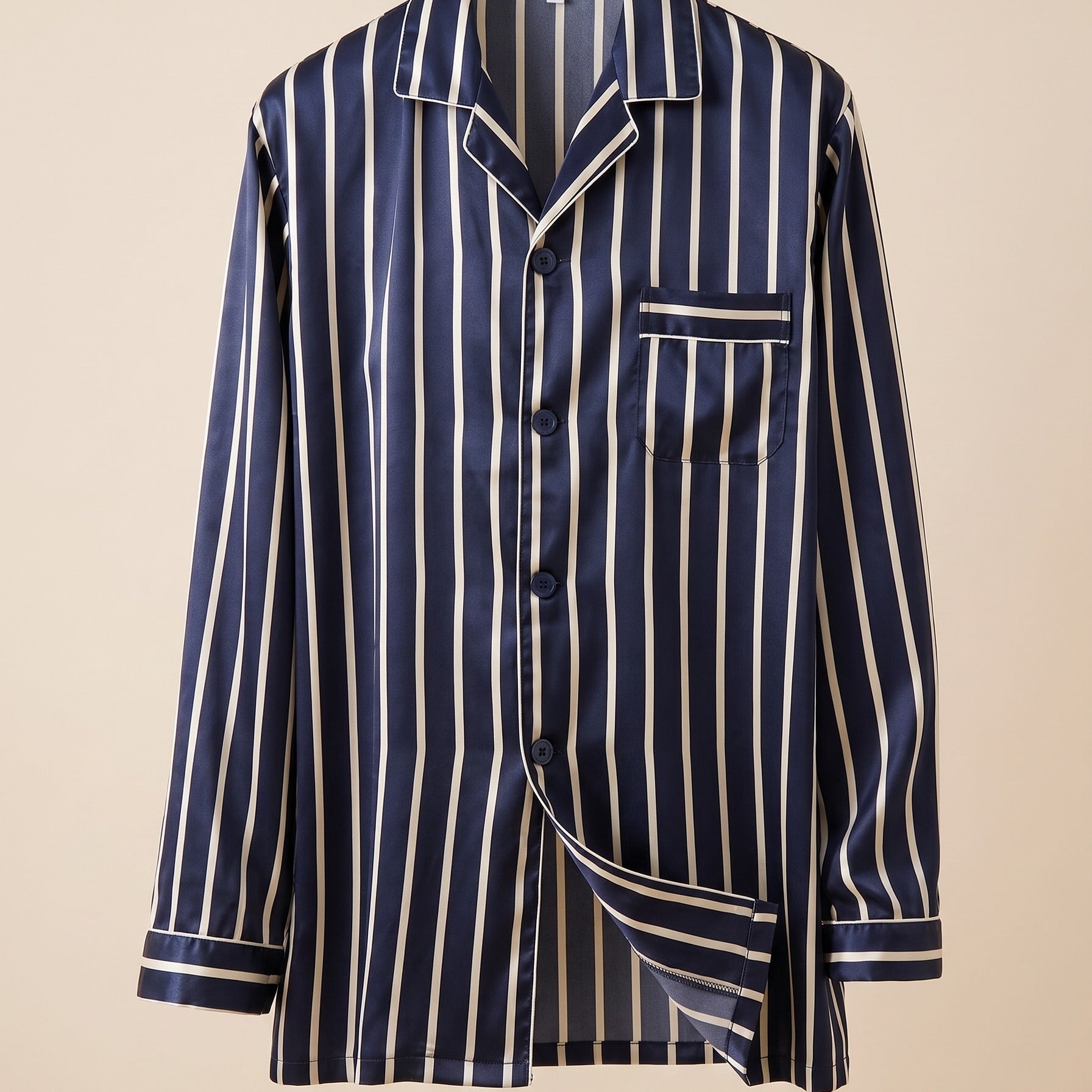 Détail du col passepoilé du pyjama homme en satin à rayures Image