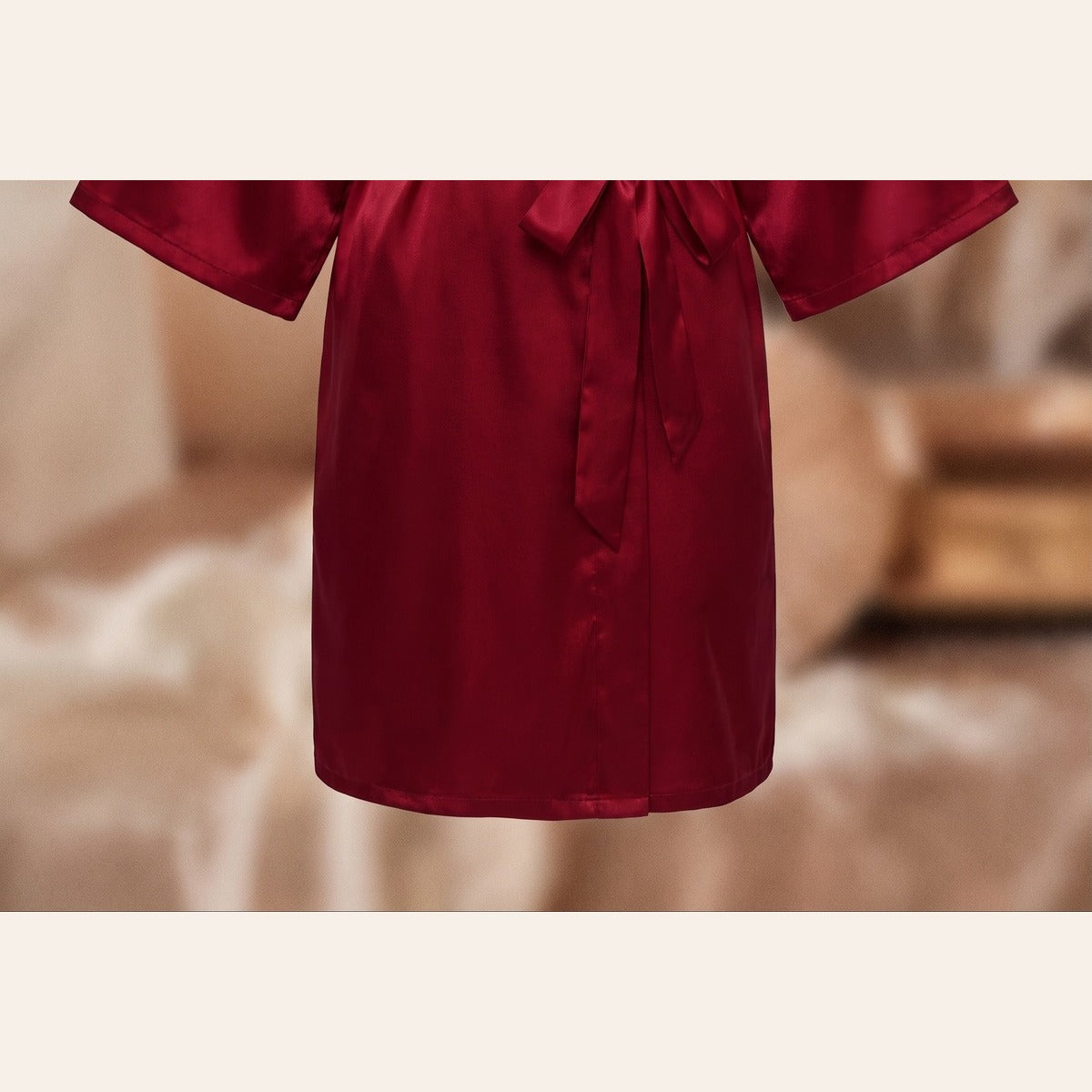 Détail ceinture nouée du peignoir kimono satiné bordeaux Image