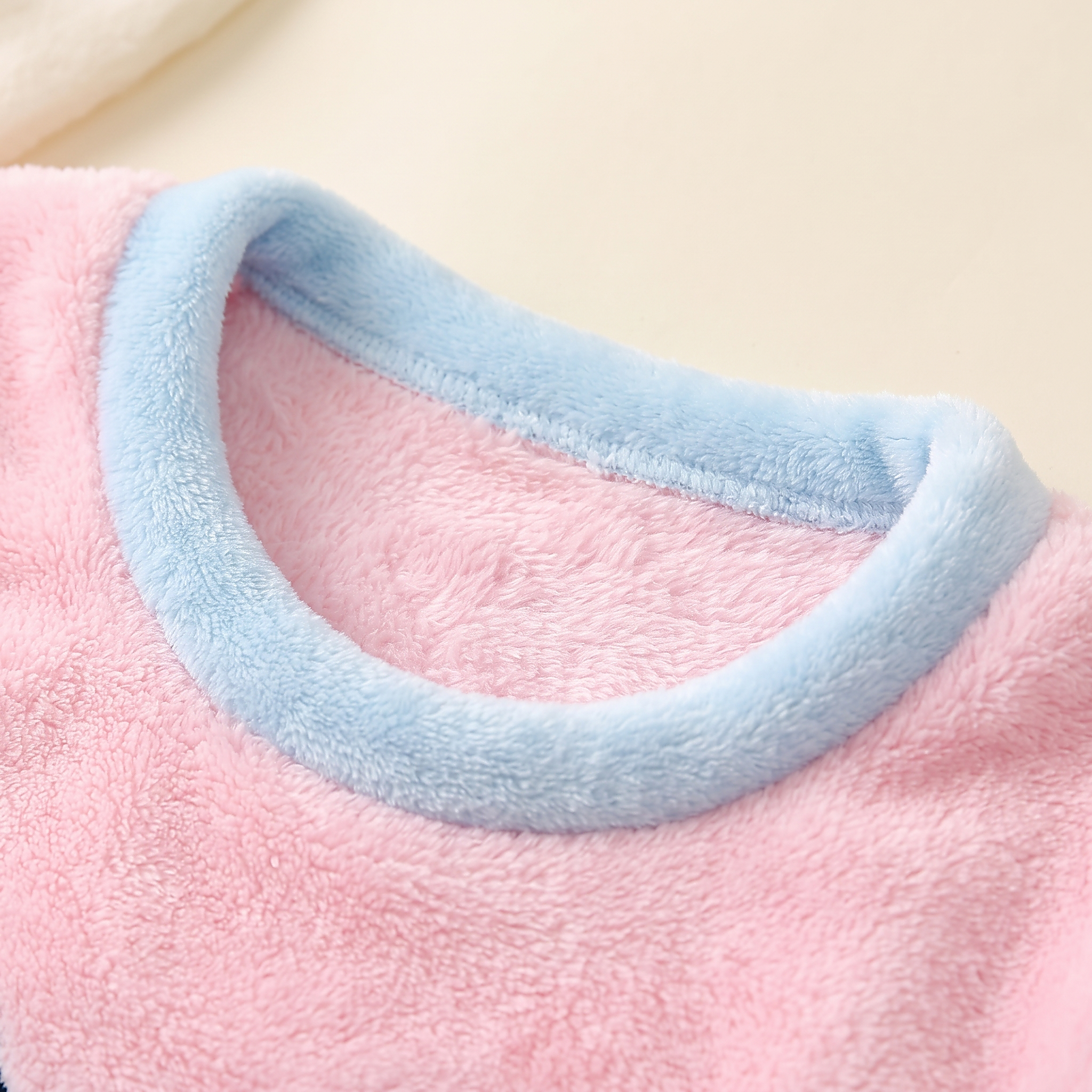 Gros plan sur la flanelle rose et le liseré bleu clair du col Image